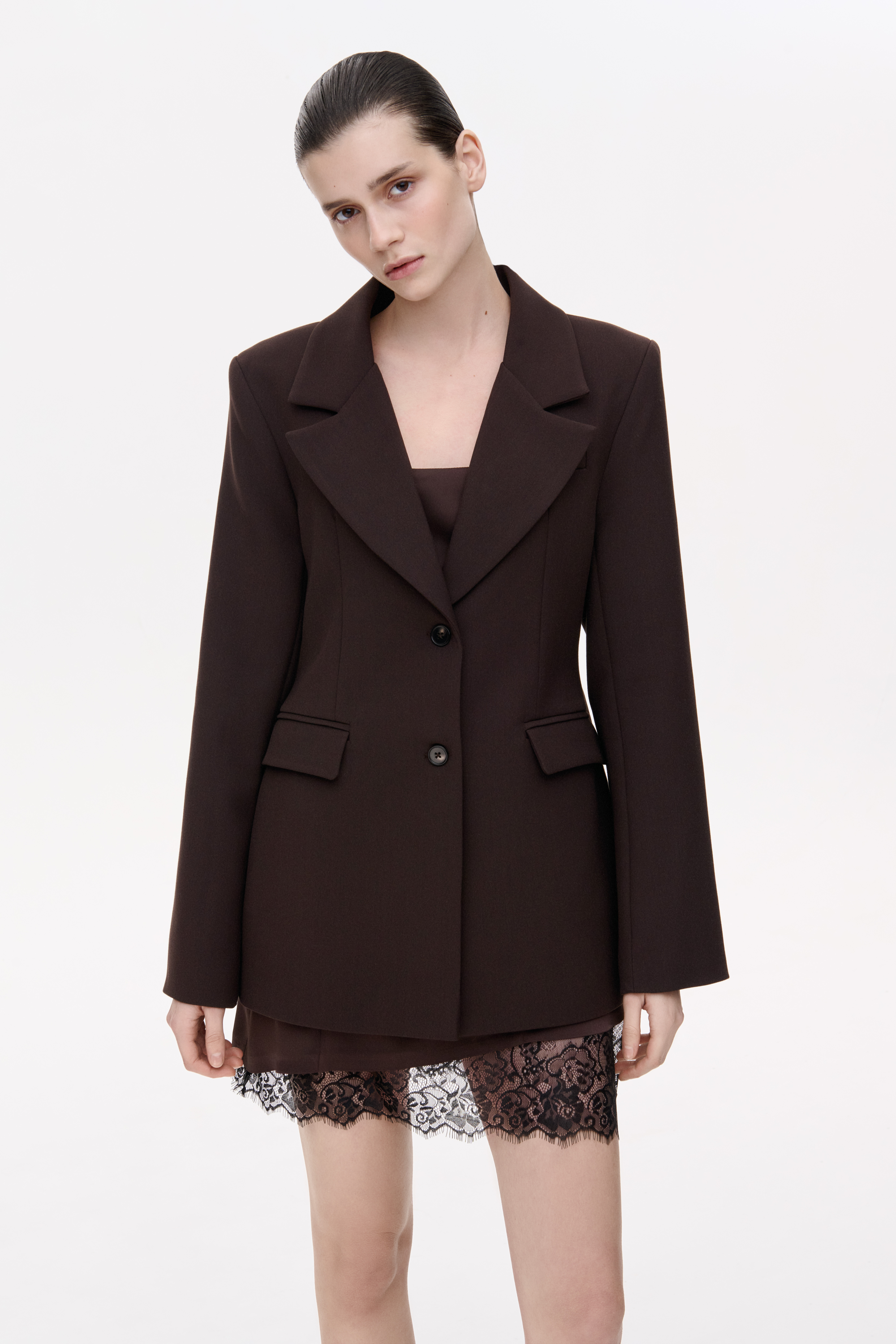 СИЛУЕТНИЙ ПІДЖАК КЛАСИЧНОГО КРОЮ З АКЦЕНТОМ НА ТАЛІЇ 1210 зображення 2